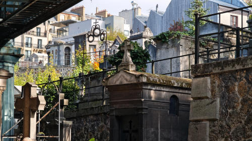 Friedhof unter einer Auto-Brücke