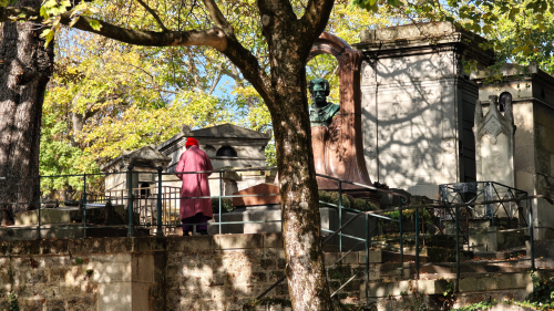 .. und eine Dame in ROT (mit Smartphone)