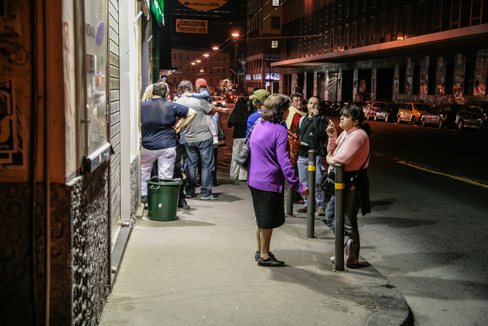 Menschen vor einem Kino am Rand der Altstadt