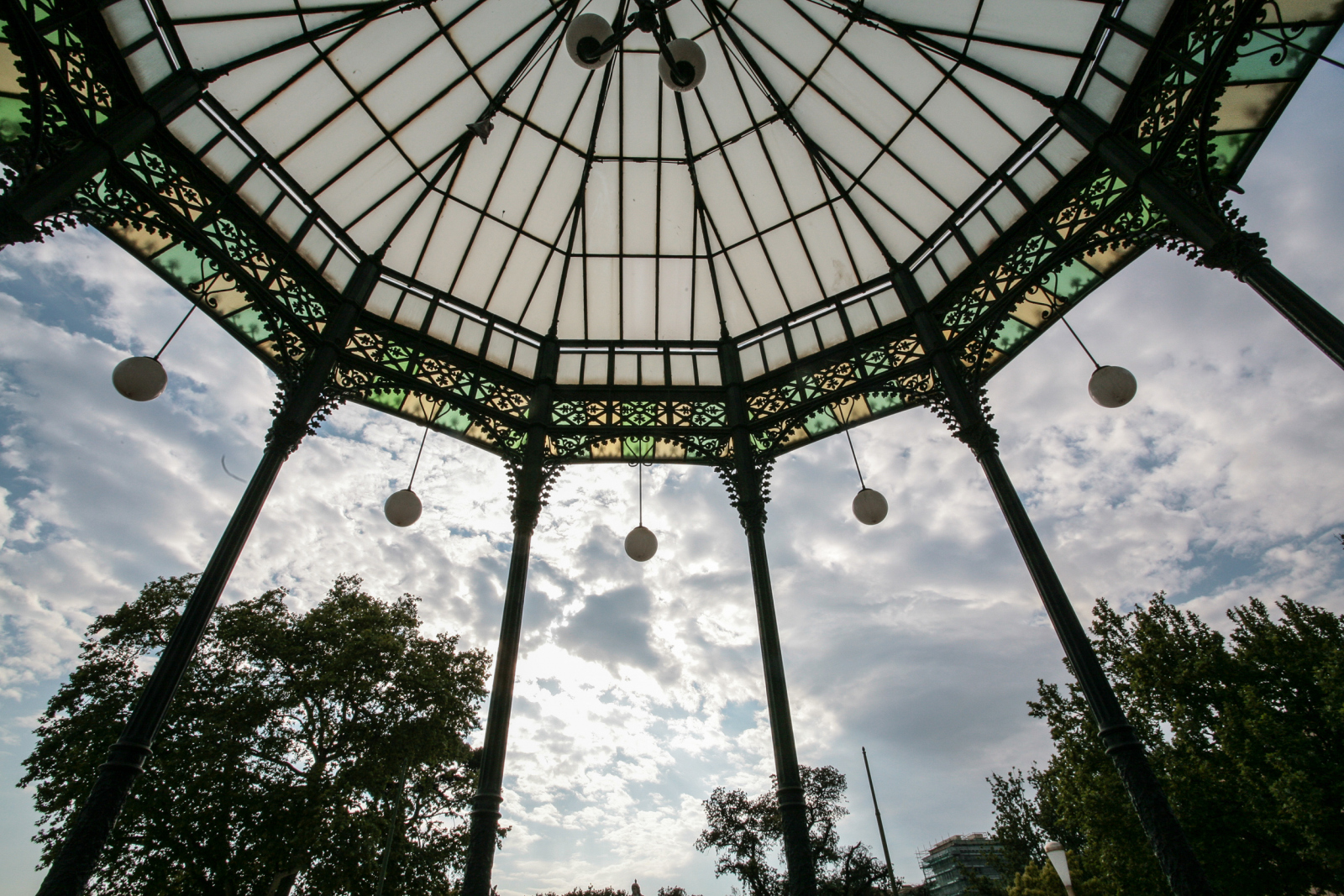 Pavillon, auch Cassa Armonica (Klangkasten) genannt, befindet sich in der Villa Comunale. Er ist ein charakteristisches Jugendstil-Bauwerk aus Gusseisen und Glas, das von Enrico Alvino entworfen wurde.
