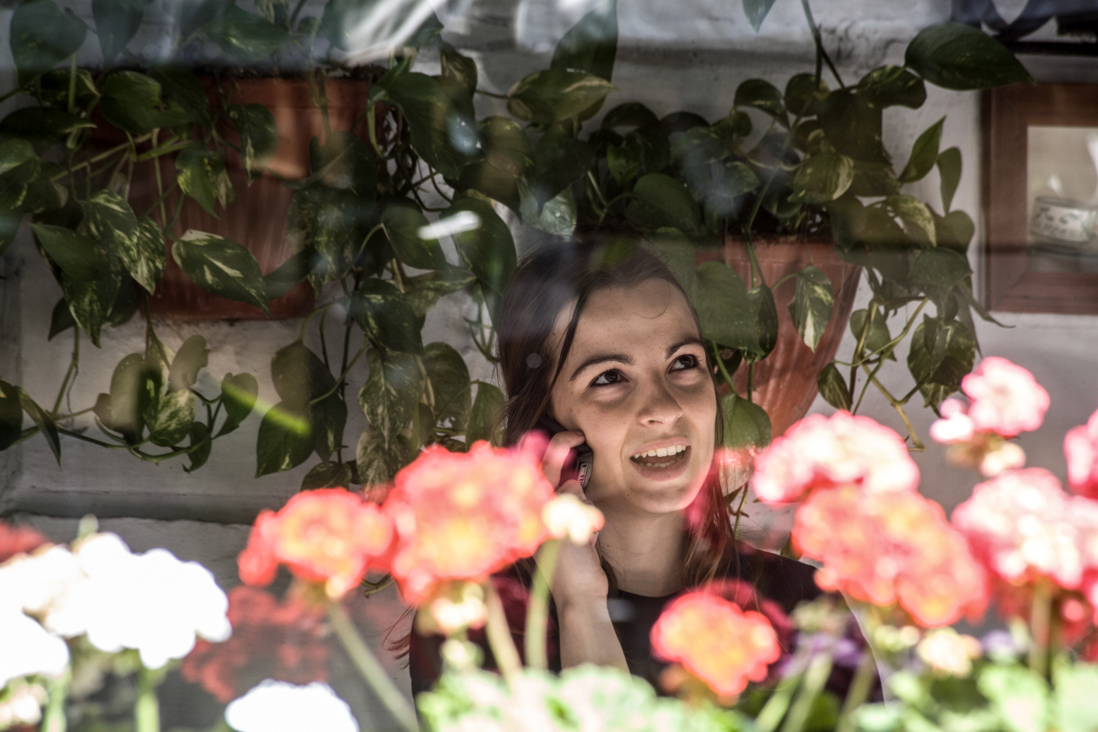 Das Blumenmädchen im Schaufenster
