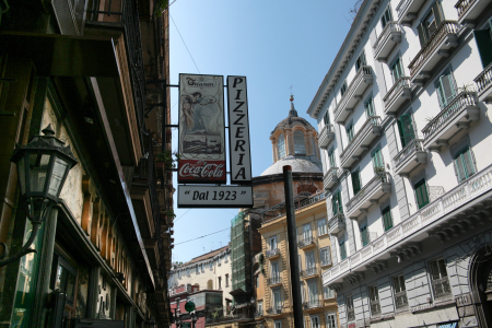 Die Pizzeria Trianon da Ciro dal 1923, eine historische Pizzeria. Das Restaurant ist bekannt für seine authentische neapolitanische Pizza (mit breitem und weicherem Boden) und gilt als eine der ältesten der Stadt.Sie befindet sich in der Via Pietro Colletta