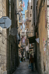 Engste Gassen prägen die Altstadt Neapels