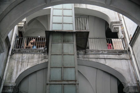 Der Innenhof eines Gebäudes in der Altstadt.Viele ähnliche Gebäude in Neapel werden heute als Bed&Breakfasts oder Apartments genutzt.