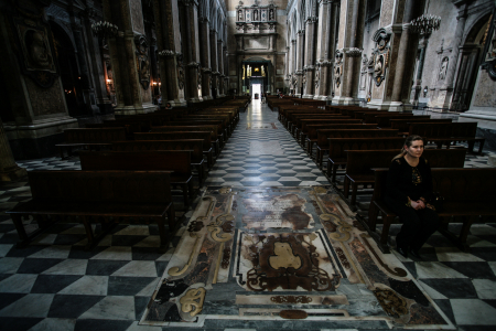 Das Bild zeigt das opulente Barock-Interieur der Chiesa del Gesù Nuovo (Kirche des Neuen Jesus) in Neapel, Italien. Die Kirche befindet sich an der Piazza del Gesù Nuovo im Herzen der Altstadt von Neapel.Sie gilt als Meisterwerk der Barockkunst in Neapel. Fresken und Skulpturen verziert.. Ursprünglich war das Gebäude ein Palast (Palazzo Sanseverino), der 1470 erbaut wurde. In den 1580er Jahren wurde er von den Jesuiten in eine Kirche umgewandelt.
