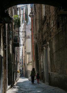 Gepflasterte Wege in engen Gassen