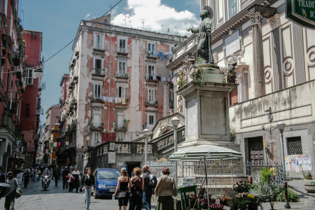 Die Piazza San Gaetano im historischen Zentrum. An diesem Platzbefand sich das antike römische Forum. Heute wird es von bedeutenden Gebäuden und der Statue des heiligen Kajetan (San Gaetano) dominiert. Die Piazza San Gaetano liegt im Herzen der Altstadt, am Schnittpunkt der antiken griechisch-römischen Hauptstraßen Decumanus Maior (Via dei Tribunali) und Cardo (Via San Gregorio Armeno). Sehenswert die Statue des San Gaetano, das große Denkmal in der Mitte des Platzes