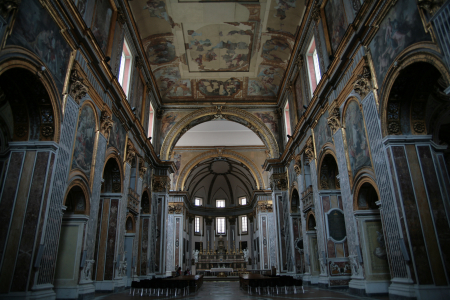 Die Basilika San Paolo Maggiore in Neapel, Italien. Die Kirche ist ein bedeutendes Beispiel des neapolitanischen Barockstils und beeindruckt mit ihrem reich verzierten Innenraum.