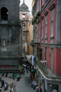 Die berühmte Via San Gregorio Armeno im historischen Zentrum von Neapel, Italien. Sie ist eine schmale, belebte Gasse, die für ihre ganzjährigen Kunsthandwerksläden bekannt ist, die auf die Herstellung von Krippenfiguren, den sogenannten "presepe", spezialisiert sind.