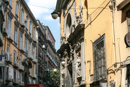 Das Gebäude auf der rechten Seite des Bildes ist die Kirche Santa Maria della Mercede e Sant'Alfonso Maria de' Liguori. Es befindet sich in der Via San Sebastiano, einer Straße im historischen Zentrum von Neapel, Italien.Standort: Die Via San Sebastiano ist bekannt als die "Straße der Musik" (Strada della Musica), da sich dort viele Geschäfte für Musikinstrumente, Schulen und das Konservatorium San Pietro a Majella befinden.