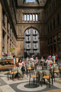 die Galleria Umberto I, eine bekannte, überdachte Einkaufsgalerie in Neapel, Italien. Standort: Die Galerie befindet sich im Herzen von Neapel, direkt gegenüber dem berühmten Opernhaus Teatro San Carlo.Architektur: Sie wurde in den Jahren 1887 bis 1890 erbaut und ist für ihre imposante Glas- und Eisenkuppel sowie die eleganten Marmorböden mit Mosaikmustern bekannt. Die Haupteingänge sind durch elegante Bögen und beeindruckende Verzierungen gekennzeichnet.Atmosphäre: Die Galerie ist ein beliebter Treffpunkt und beherbergt Geschäfte, Cafés und Büros. Da es sich um einen öffentlich zugänglichen Raum handelt, ist der Eintritt frei.