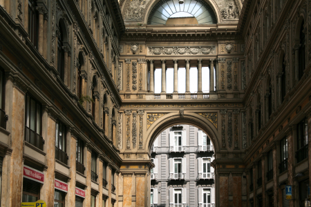 die Galleria Umberto I, eine bekannte, überdachte Einkaufsgalerie in Neapel, Italien. Standort: Die Galerie befindet sich im Herzen von Neapel, direkt gegenüber dem berühmten Opernhaus Teatro San Carlo.Architektur: Sie wurde in den Jahren 1887 bis 1890 erbaut und ist für ihre imposante Glas- und Eisenkuppel sowie die eleganten Marmorböden mit Mosaikmustern bekannt. Die Haupteingänge sind durch elegante Bögen und beeindruckende Verzierungen gekennzeichnet.Atmosphäre: Die Galerie ist ein beliebter Treffpunkt und beherbergt Geschäfte, Cafés und Büros. Da es sich um einen öffentlich zugänglichen Raum handelt, ist der Eintritt frei.