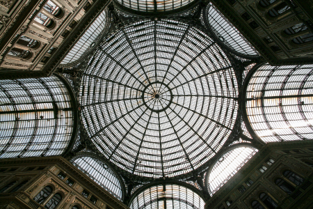 die Galleria Umberto I, eine bekannte, überdachte Einkaufsgalerie in Neapel, Italien. Standort: Die Galerie befindet sich im Herzen von Neapel, direkt gegenüber dem berühmten Opernhaus Teatro San Carlo.Architektur: Sie wurde in den Jahren 1887 bis 1890 erbaut und ist für ihre imposante Glas- und Eisenkuppel sowie die eleganten Marmorböden mit Mosaikmustern bekannt. Die Haupteingänge sind durch elegante Bögen und beeindruckende Verzierungen gekennzeichnet.Atmosphäre: Die Galerie ist ein beliebter Treffpunkt und beherbergt Geschäfte, Cafés und Büros. Da es sich um einen öffentlich zugänglichen Raum handelt, ist der Eintritt frei.