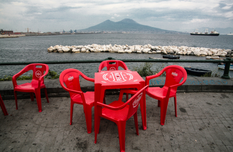 Der Borgo Marinari liegt in der Bucht von Neapel, direkt unterhalb des berühmten Castel dell'Ovo und in der Nähe der Uferpromenade Via Partenope.Restaurants: In diesem malerischen Hafen befinden sich mehrere traditionsreiche Restaurants, darunter das auf dem Tisch mit dem "Pecini"-Branding sichtbare "Ristorante La Bersagliera". Andere bekannte Lokale in unmittelbarer Nähe sind "Zi Teresa" und "Transatlantico".