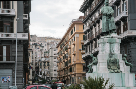 Monumento a Re Umberto I (Denkmal für König Umberto I.) in Neapel, Italien.Standort: Die Statue befindet sich in der Via Nazario Sauro in Neapel, in der Nähe der Uferpromenade.