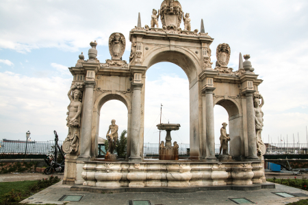 Fontana del Gigante (Riesenbrunnen), auch bekannt als Fontana dell'Immacolatella. Er befindet sich in Neapel, Italien, und steht an der Via Partenope, direkt an der Uferpromenade