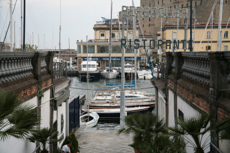 kleine private Yachthafen namens Borgo Marinari in Neapel, Italien. Es handelt sich um eine Insel, die durch eine Brücke mit dem Festland verbunden ist.Standort: Der Borgo Marinari liegt in der Bucht von Neapel, direkt unterhalb des berühmten Castel dell'Ovo und in der Nähe der Uferpromenade Via Partenope.