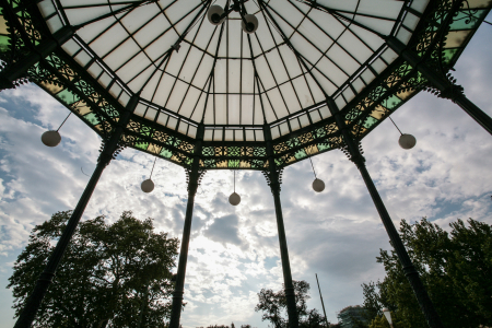 Pavillon, auch Cassa Armonica (Klangkasten) genannt, befindet sich in der Villa Comunale. Er ist ein charakteristisches Jugendstil-Bauwerk aus Gusseisen und Glas, das von Enrico Alvino entworfen wurde.