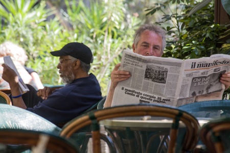 Linke Zeitungsleser im Café