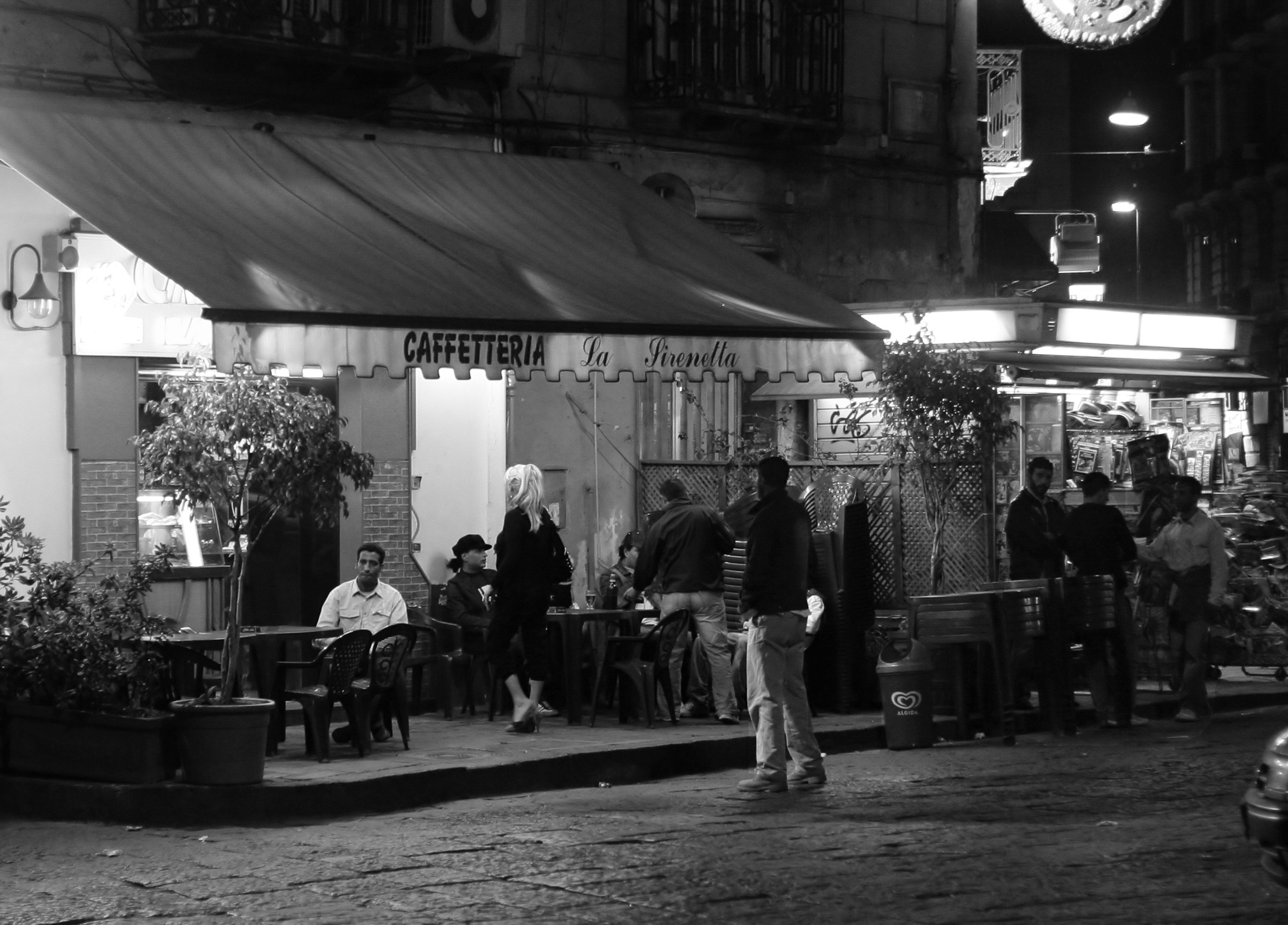 Welcome to Napoli, rief ein Neapolitaner, als aus diesem Café eine leere Flasche auf uns geworfen wurde.  Unmittelbar danach brach vor dem Café eine wüste Prügelei aus
