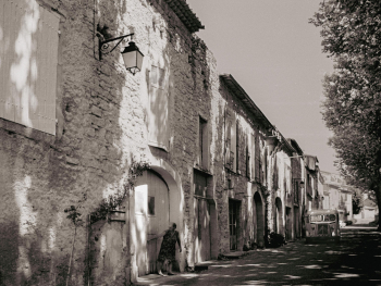 Straße im kleinen Ort Cucuron am Morgen
