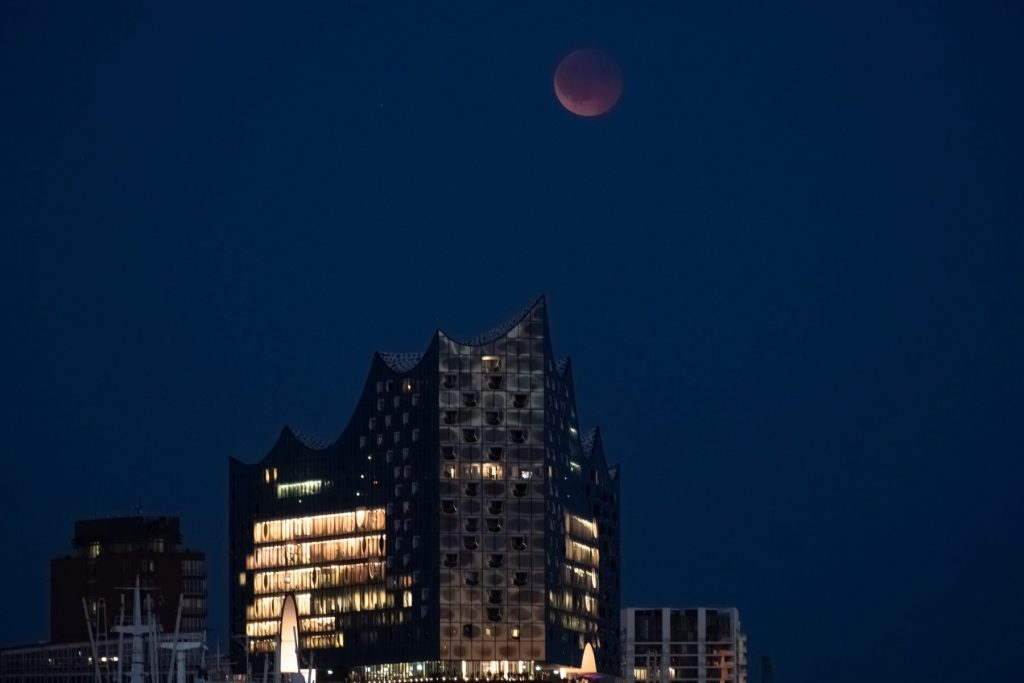 Rote Nacht am blauen Hafen