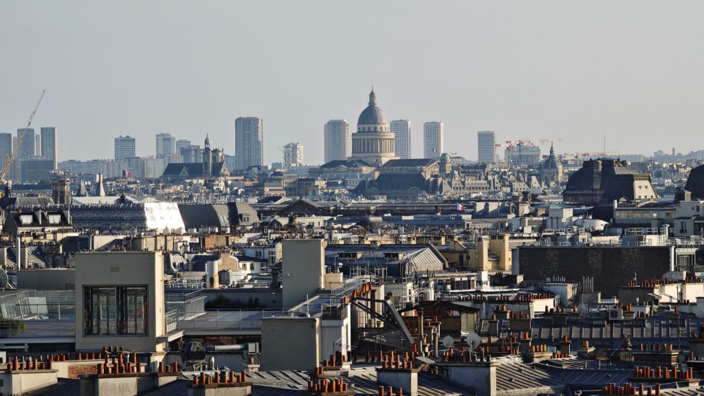 Bilder von der berühmten und völlig überfüllten Dachterrasse der Galeries Lafayette. Die Dächer von Paris waren im gleißenden Gegenlicht auf dem Display des Smartphones praktisch nicht zu erkennen. Doch die Kamera und evtl die eingebaute KI leistete fantastische Arbeit. Insbesondere mit dem 200-mm Tele-Objektiv