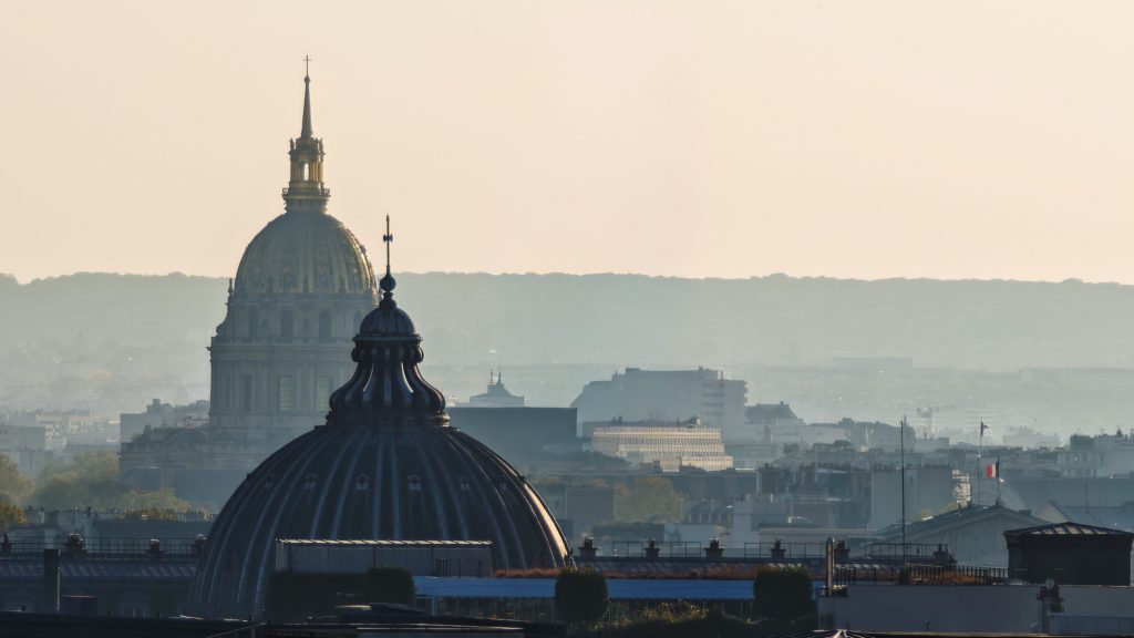 Der Schand-Bau! - Wie konnte man den Bau eines so hässlichen Wolkenkratzers in Paris erlauben!!! Ich erlaubte mir, das Ding ohne Zögern aus dem Blick zu räumen. Bilder von der berühmten und völlig überfüllten Dachterrasse der Galeries Lafayette. Die Dächer von Paris waren im gleißenden Gegenlicht auf dem Display des Smartphones praktisch nicht zu erkennen. Doch die Kamera und evtl die eingebaute KI der von Leica mitentwickelten Kamera leistete fantastische Arbeit. Insbesondere mit dem 200-mm Tele-Objektiv